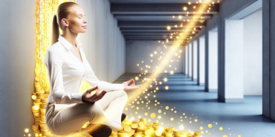 Женщина медитирует среди изобилия