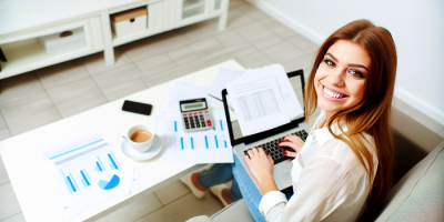 Уверенная женщина планирует бюджет