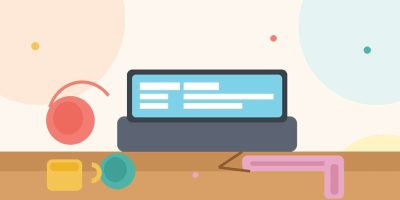 Рукоделие как заработок: клубки пряжи, шарф ручной работы и ноутбук на столе